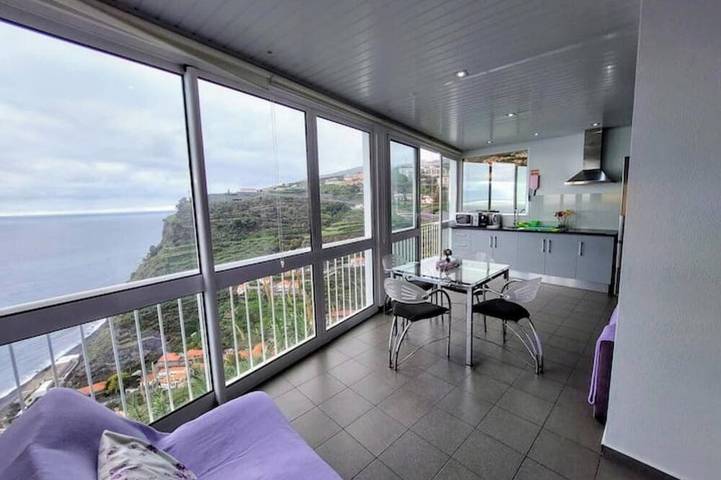 Klippenhaus in Calheta, Madeira