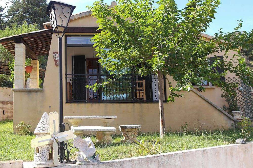 House with garden 100 meters from Lac d'Esparron in Esparron-de-Verdon, Parc naturel régional du Verdon
