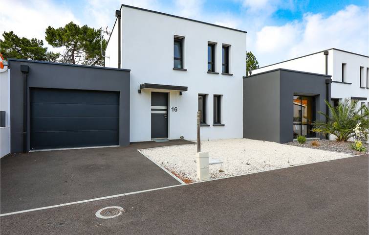 Location de vacances pour 10 personnes, avec terrasse ainsi que jardin et piscine dans Plage de la Renaudiere (Notre-Dame-de-Monts) - 2