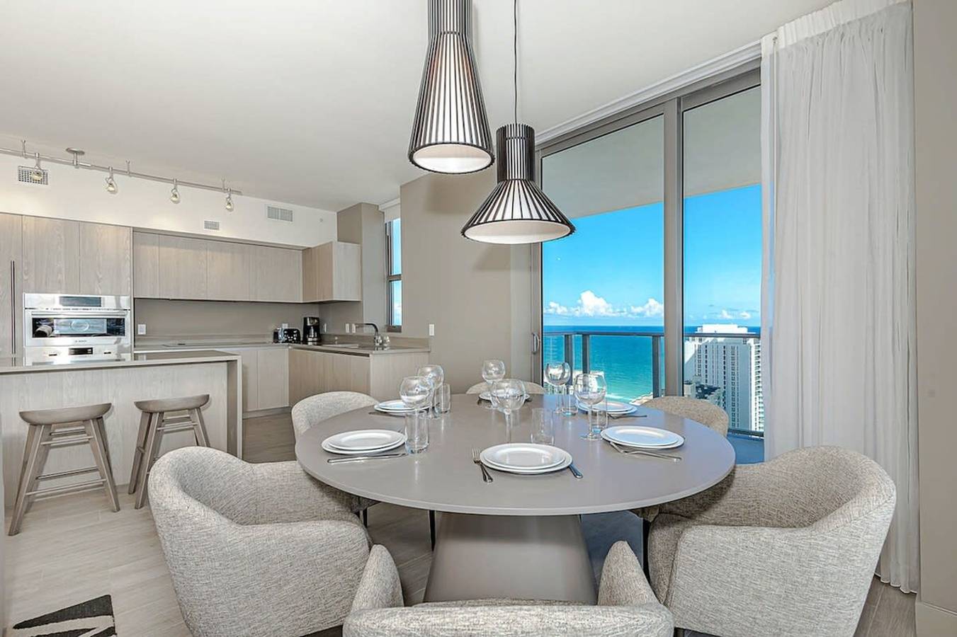 Apartamento entero, Wrap Around Balcony 2Br Amazing Views Pools in Hollywood Beach (FL), Hollywood (Florida)