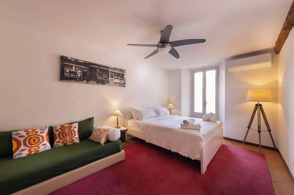 Ganze Wohnung, Italian Lakes 2 bedroom Apartment with fresco in Lesa, Lago Maggiore (Piemont)