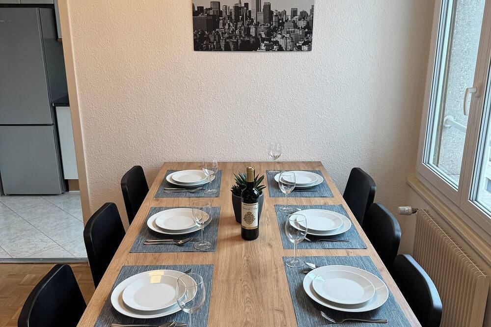 Entire apartment, 6th floor, amazing 2-bedroom apartment in charming Eaux-Vives, Genève in Eaux-Vives, Genève
