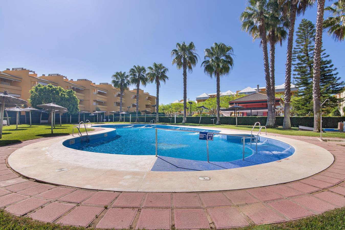 Appartamento intero, Appartamento 'Las Arenas' con piscina condivisa, terrazza privata e Wi-Fi in Islantilla, Lepe