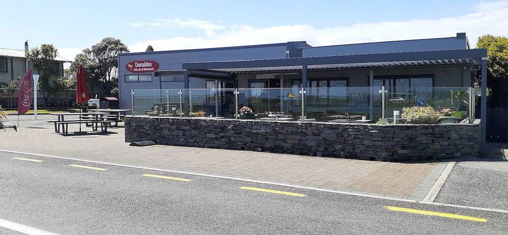 Seaside beach studio loft, sheltered garden and cycle trail access. Great value. in West Coast (Neuseeland)