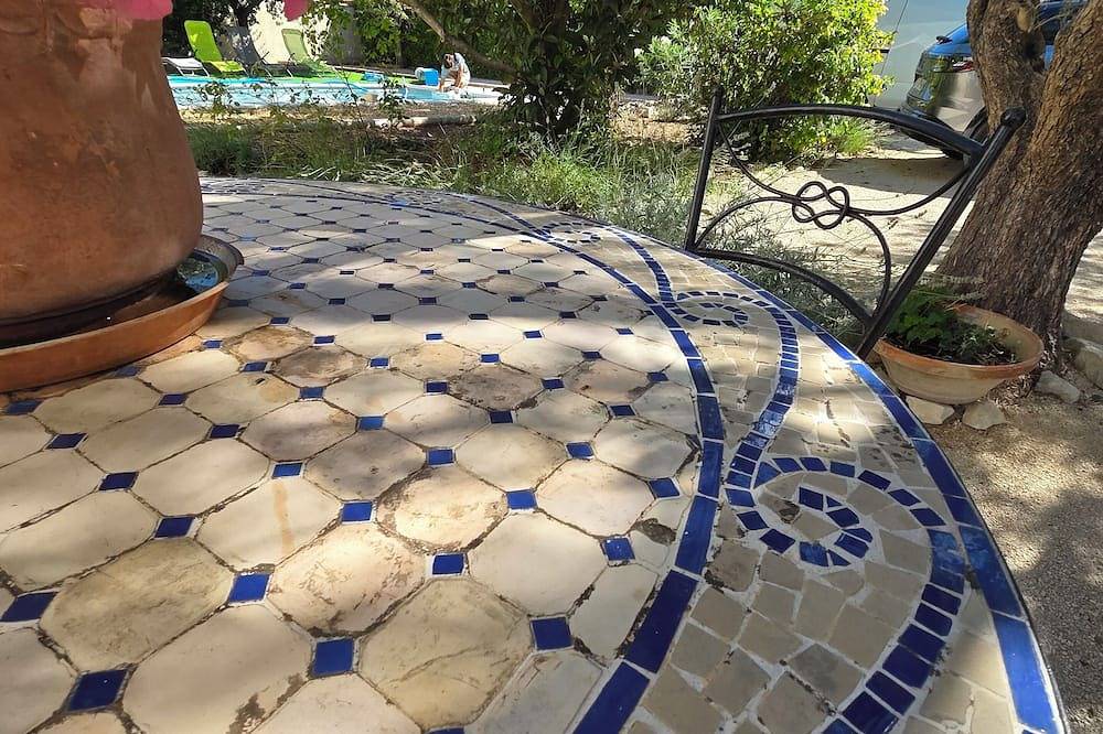 Pretty 8-person house with pool 10min from Avignon and close to Mont Ventoux in Monteux, Vaucluse