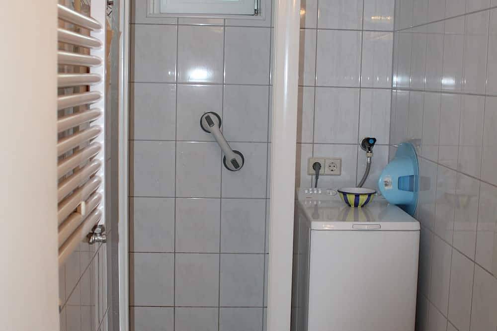 Ferienhaus mit Blick auf den Deich vom Grevelingen Meer direkt vor der Haustür in Aquadelta, Bruinisse