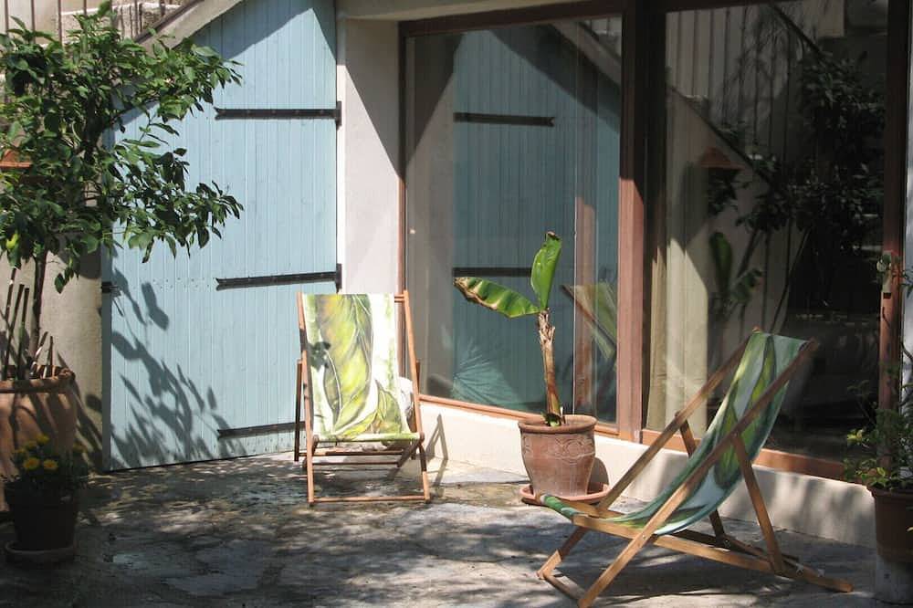 Appartement entier, Grand studio de charme avec  jardin dans maison de village in Saint-Gély-du-Fesc, Côte méditerranéenne (France)