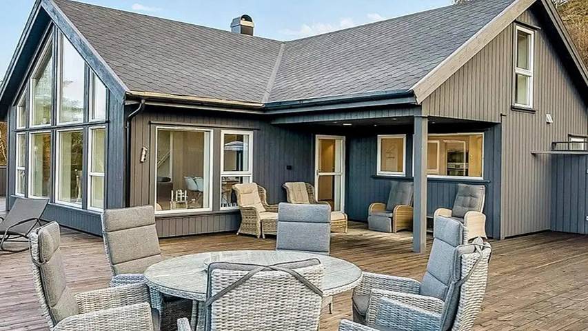 Feriehus for 11 personer, med jacuzzi i Lyngdal