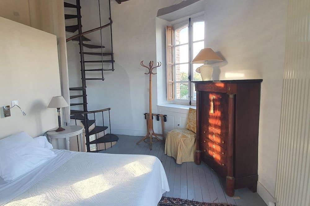 Entire apartment, Tour-Moulin in Bouchemaine, Angers region