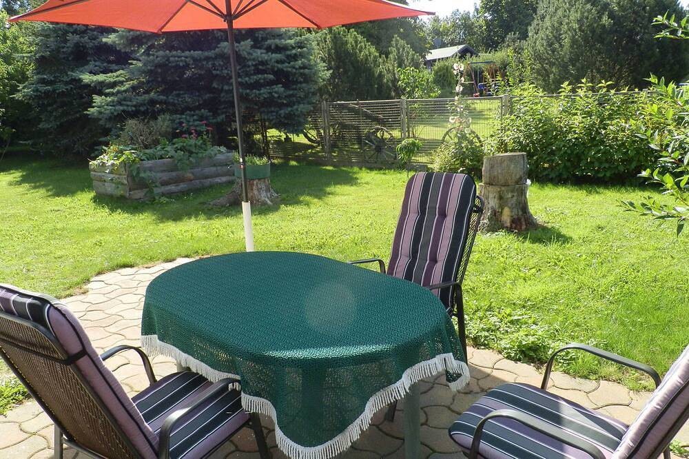 Bungalow mit Terrasse im Garten in Mahlzow, Wolgast