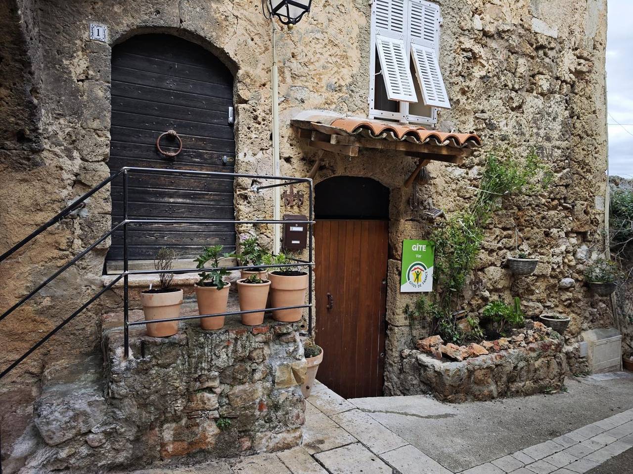 Gîte au bord de la rivière avec WiFi, linge de maison, à 200 m d'un restaurant in Villecroze, Région de Draguignan