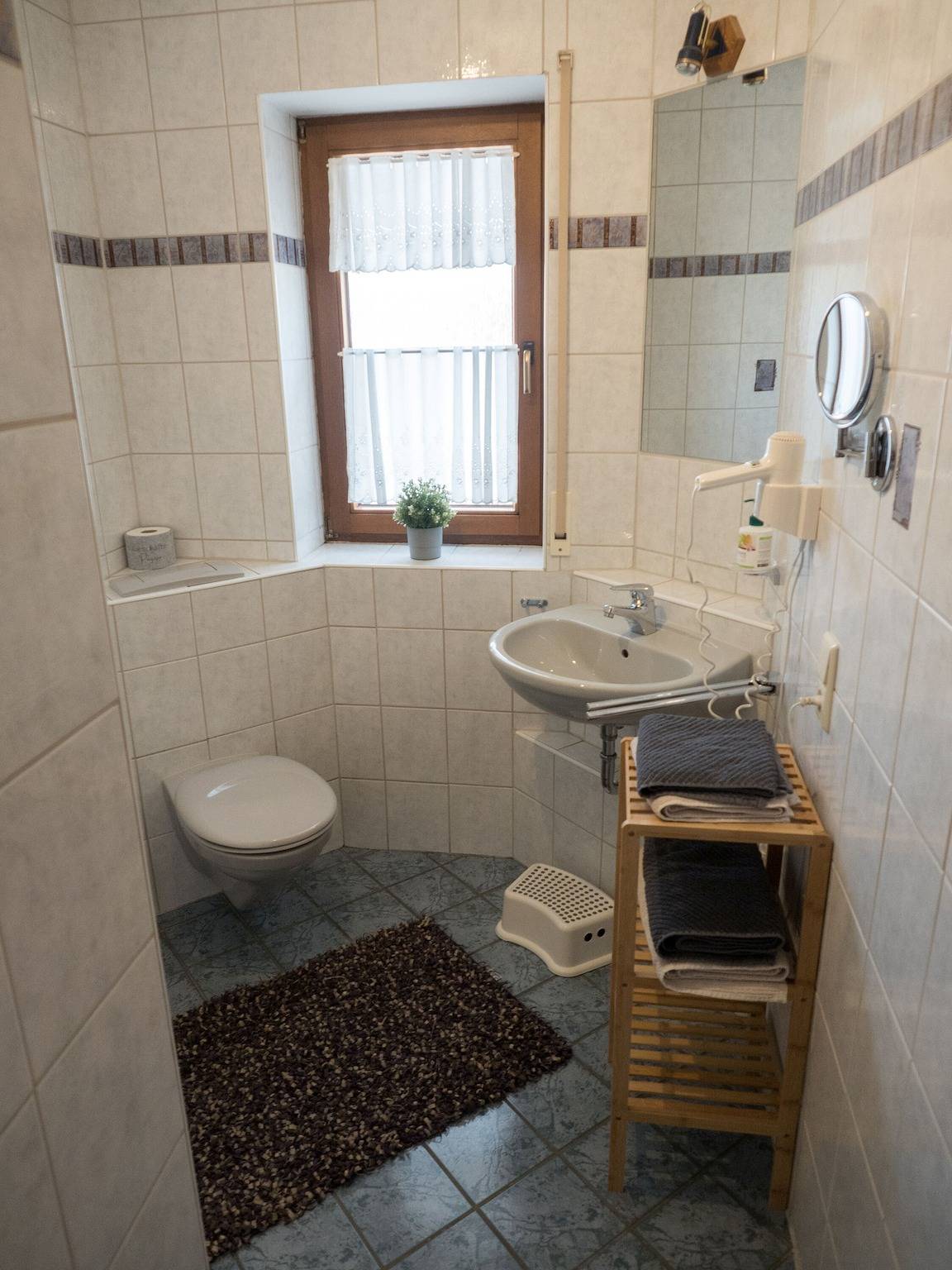 Apartamento inteiro, Quinta Henn 'Panorama' com piscina, animais e parque infantil in Weikersheim, Vale Tauber