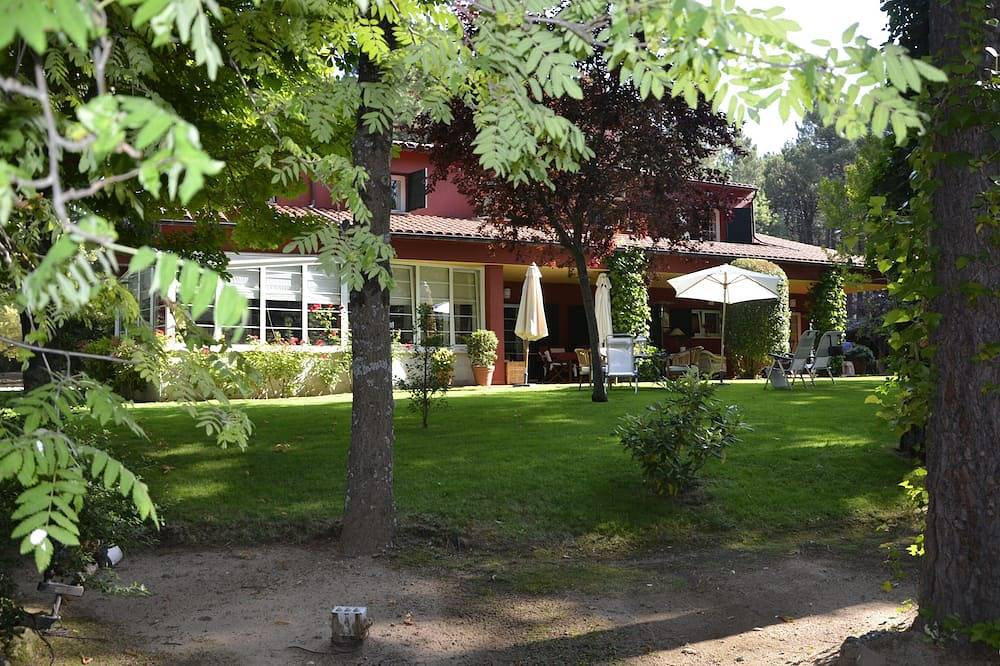 Chalet en urbanización de lujo con tenis y piscina en precioso bosque in Las Navas del Marqués, Provincia de Ávila