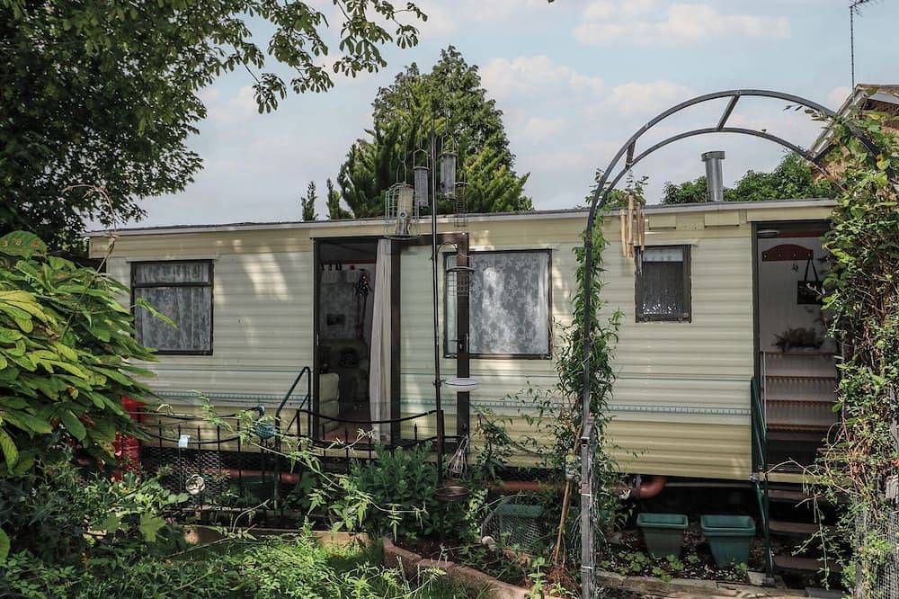 10 Cater Gardens, family friendly, with a garden in Guildford in Worplesdon, Guildford