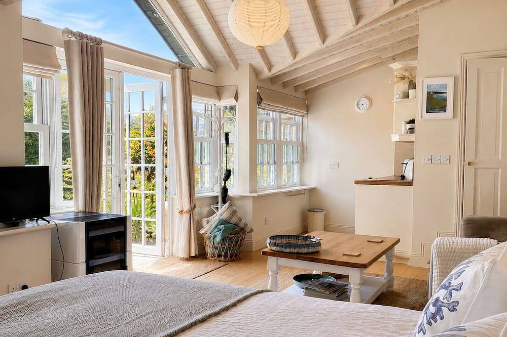 Entire apartment, Adults-Only Waterfront Guest Suite | Stunning Harbour Views | Cozy Fireplace in Kinsale, County Cork
