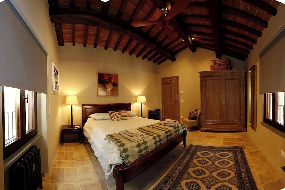 Entire apartment, Elegante appartamento affacciato sulla piazza principale di Montone in Montone, Valtiberina