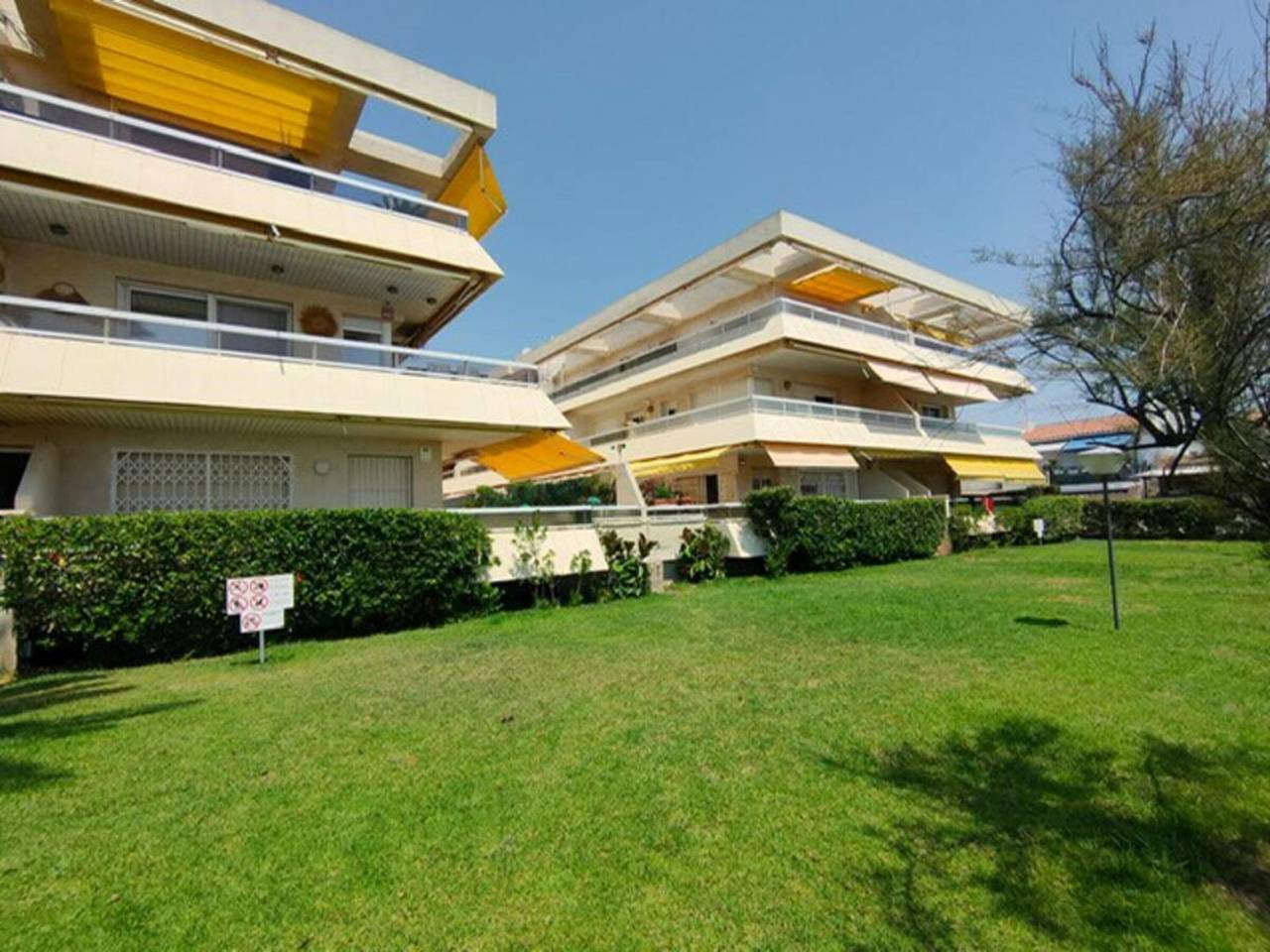 Apartamento entero, Espectacular apartamento en primera línea de mar con acceso directo a la playa, piscina y zonas familiares in Parque de Montroig, Costa Dorada