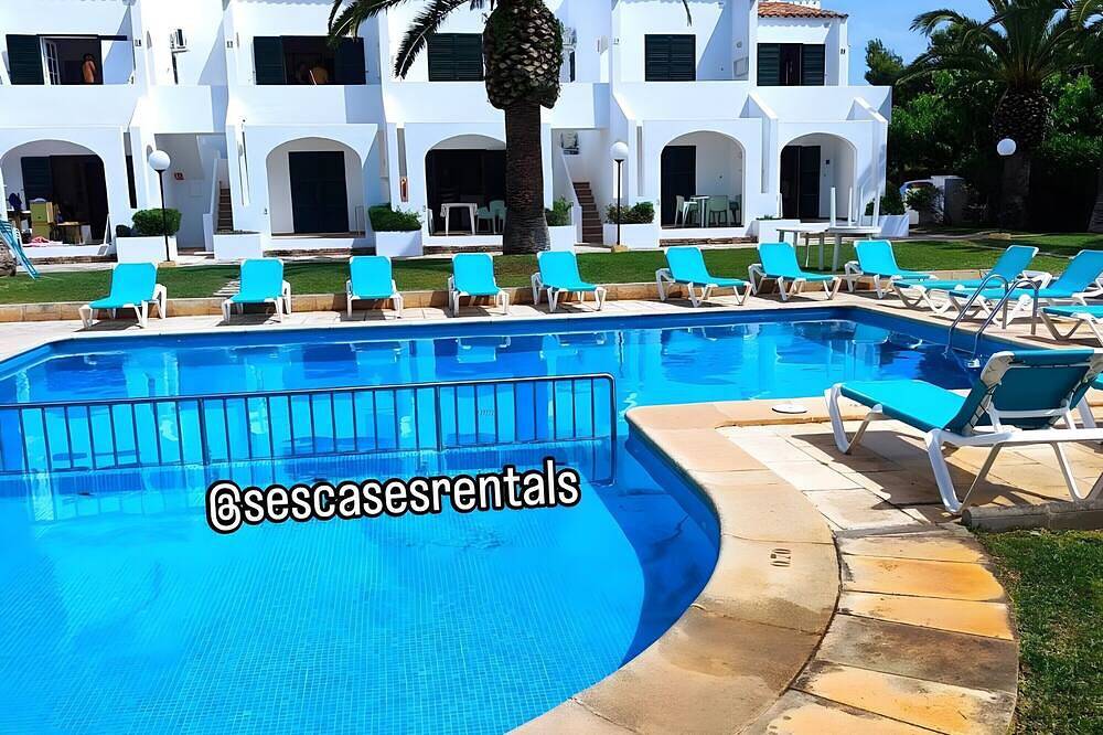 Entire apartment, Apartment 'On the Beach with Pool' with Shared Pool, Wi-Fi, and Air Conditioning in Son Xoriguer, Ciutadella