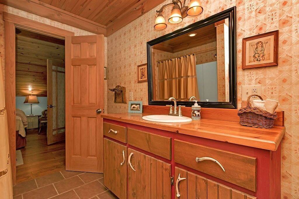 A Laurel Haven, with big porches and a log cabin feel. Fireplace. in Connestee Falls, Transylvania County