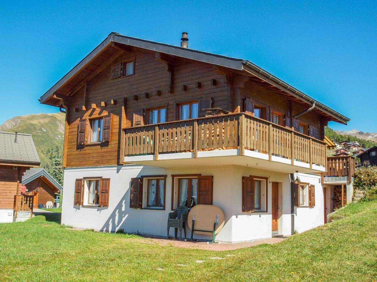 Ganze Wohnung, Apartment with Mountain View in Rosswald, Brig