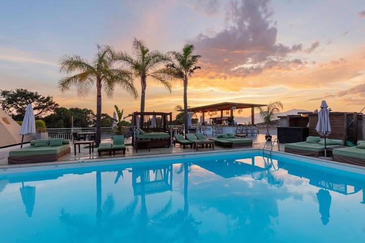 Hôtel pour 4 personnes, avec Balcon et Terrasse ainsi que Jacuzzi et Jardin