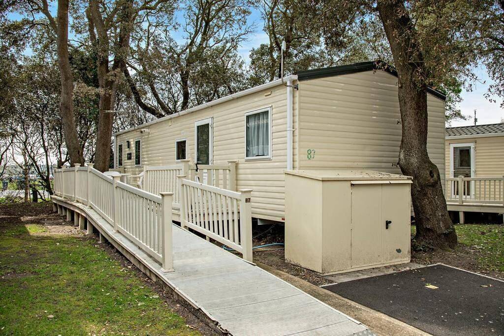 Entire apartment, Sandcastle Mobility Lodge in Mudeford, Christchurch