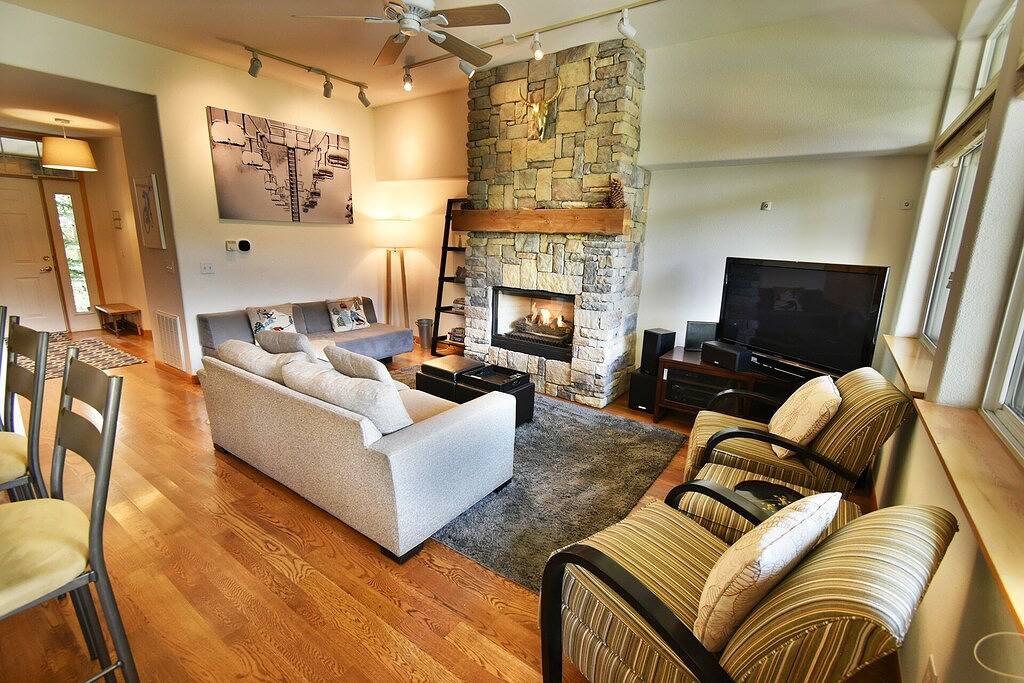 Private Hot Tub! Lakefront-Walk Out to Sup, 3 Suites. Easy Drive to Town in Silverthorne, Arapaho and Roosevelt National Forests