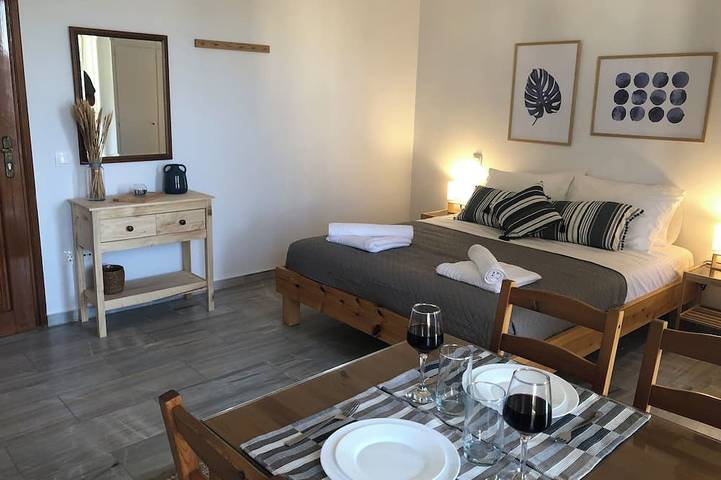 Geheel appartement, Zen Studio 2 min from the beach with a spacious veranda, free WiFi, and A/C. in Rethymno (City), Rethymno en omgeving