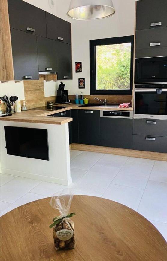 Maison de charme indépendante - Terrasse et parking privé - Village médiéval - 8 min A7 - Montélimar Nord in Sauzet, Région de nyons