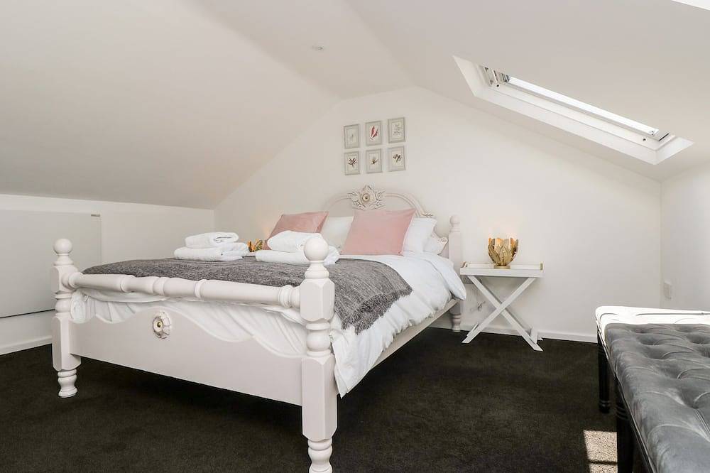 Rock Pool House, pet friendly, with open fire in Porthleven in Porthleven, Cornwall