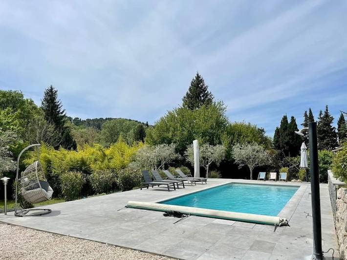 Location de vacances pour 6 personnes, avec piscine ainsi que vue et jardin à Simiane-Collongue - 2