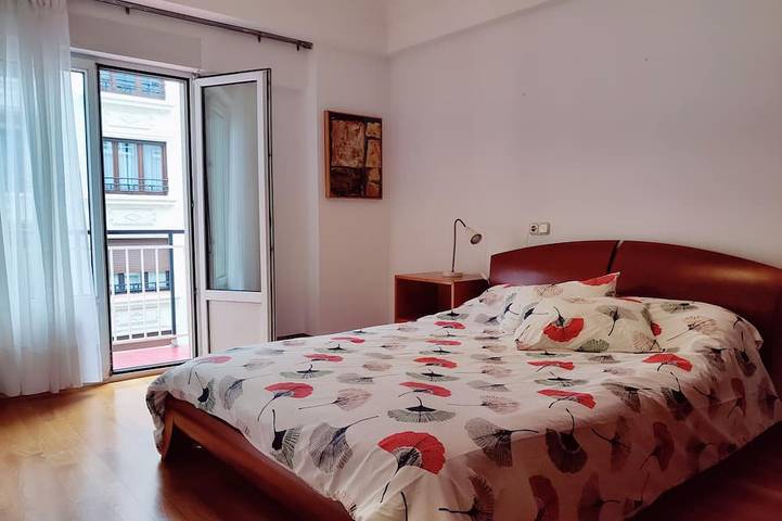 Entire apartment, San Sebastian next to the Beach, Very Spacious Flat. Optional parking Ess00505 in Zurriola (San Sebastian), San Sebastian