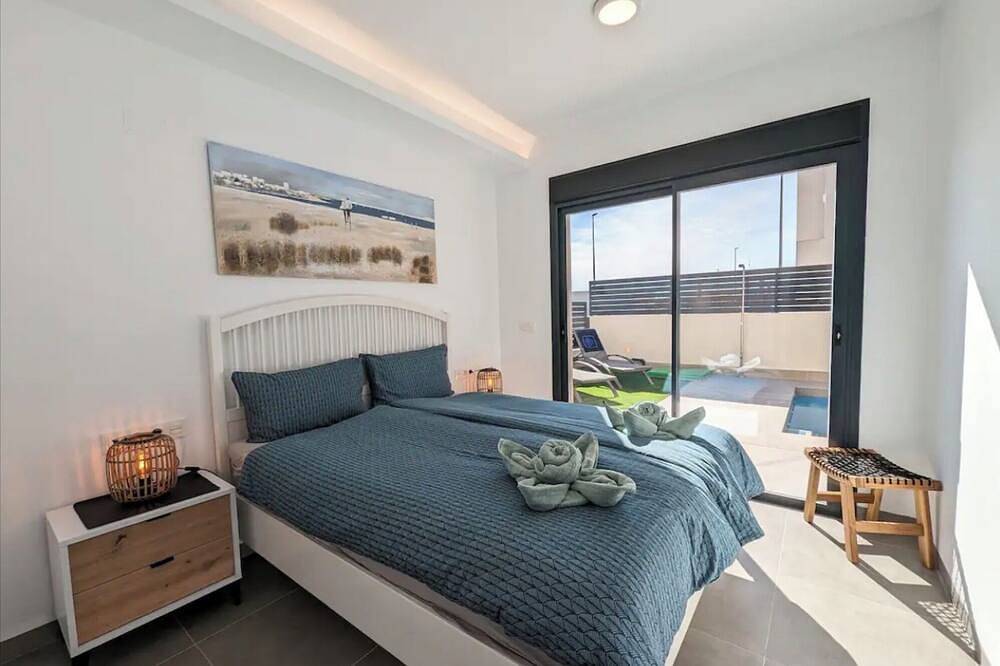 Villa amplia esquinera con piscina privada, Wi-Fi y aire acondicionado in La Herrada, Los Montesinos