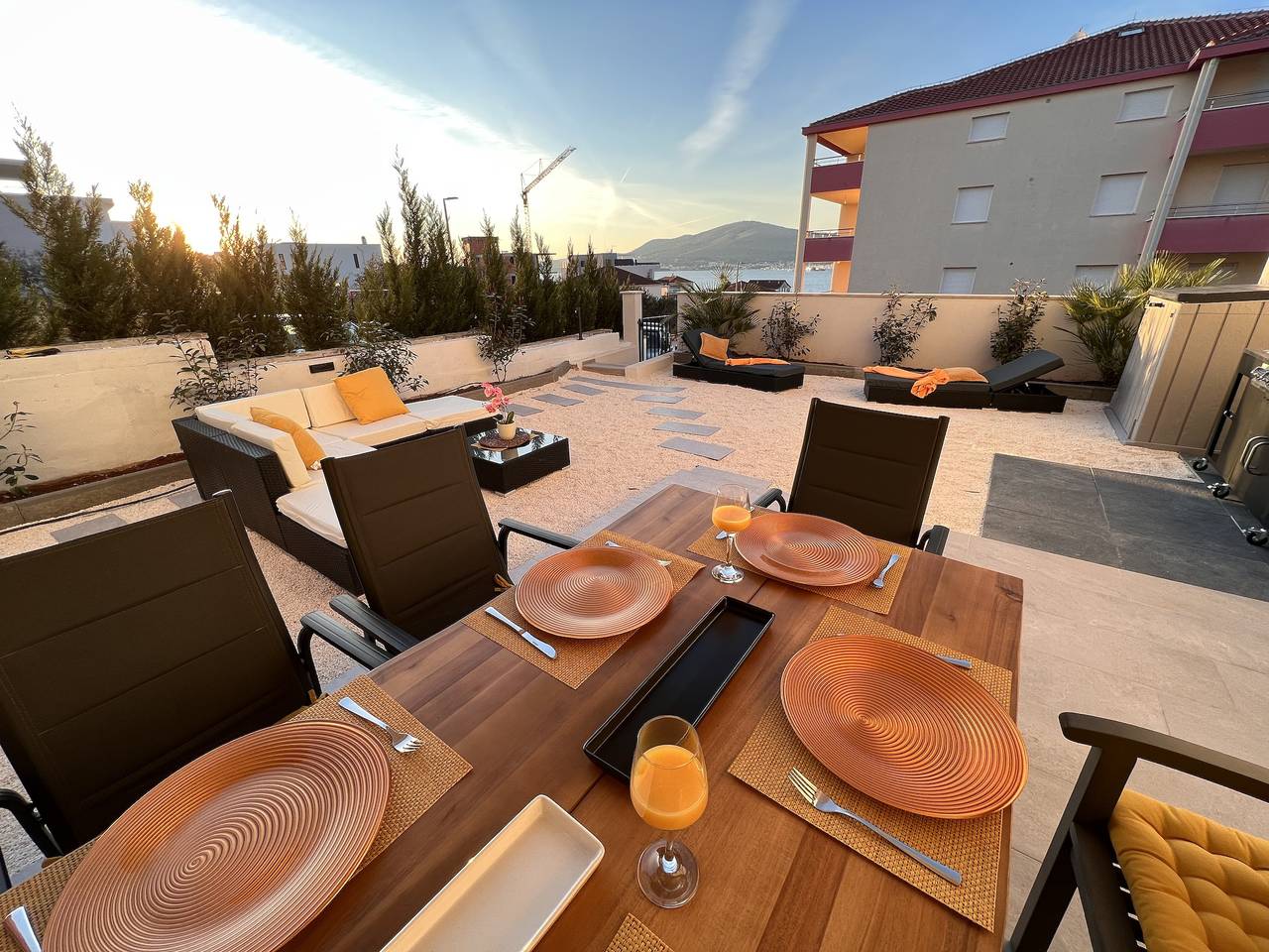 Cijeli apartman, Sunshine Deluxe 80m2 apartment with pool, 50 m2 garden lounge and outdoor space in Okrug Gornji, Ciovo