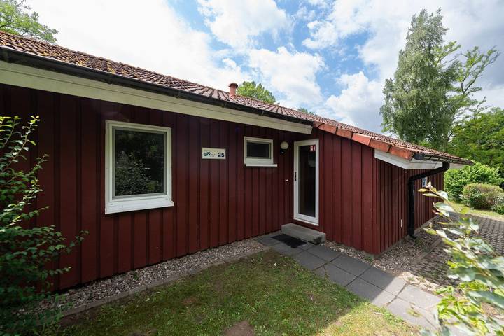 Bungalow für 4 Personen, mit Terrasse und Garten sowie Sauna und Seeblick