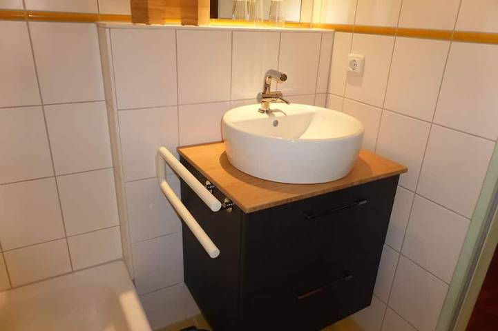Ganze Wohnung, Modernes Appartement, Küche großer Terasse  & Babyausstattung, nähe Aok Klinik in Wiek, Rügen