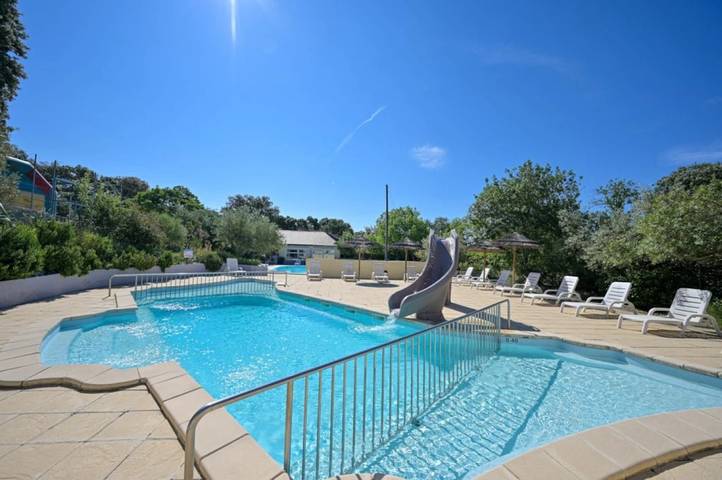 Mobil home pour 2 personnes, avec bassin pour enfant à Castries