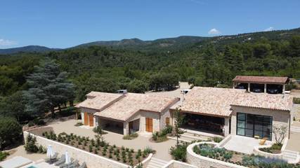 Location de vacances pour 13 personnes, avec vue ainsi que piscine et jardin à Villecroze