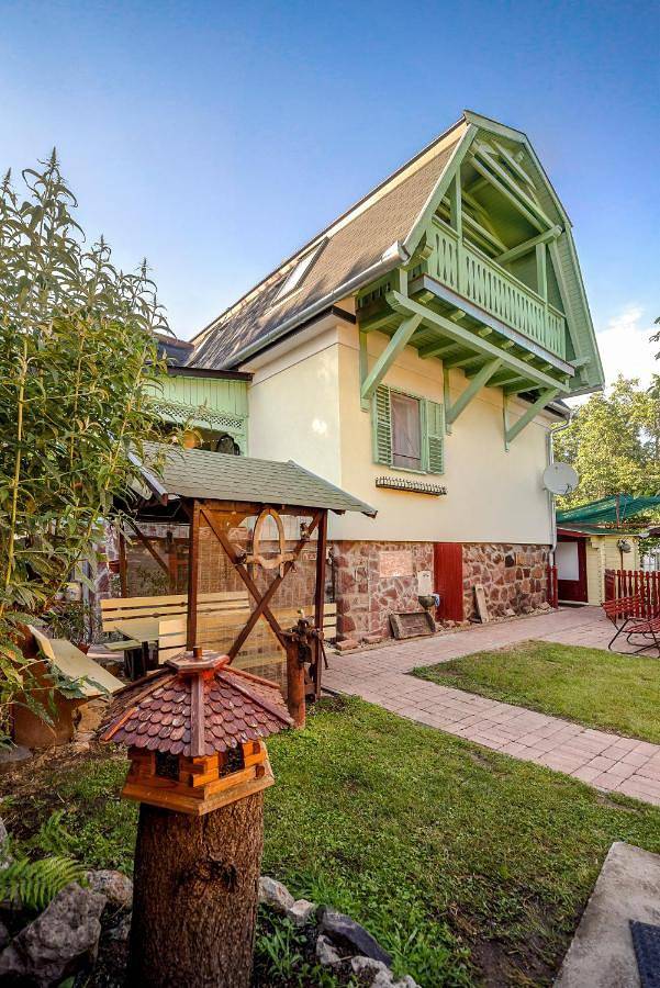 Ferienwohnung für 6 Personen, mit Pool und Ausblick sowie Garten und Seeblick, mit Haustier