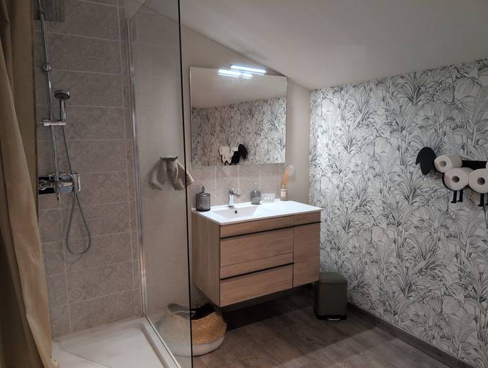 Guest room 'Chambre Retour De Plage' with shared pool, shared terrace and Wi-Fi in Chervettes, Rochefort region