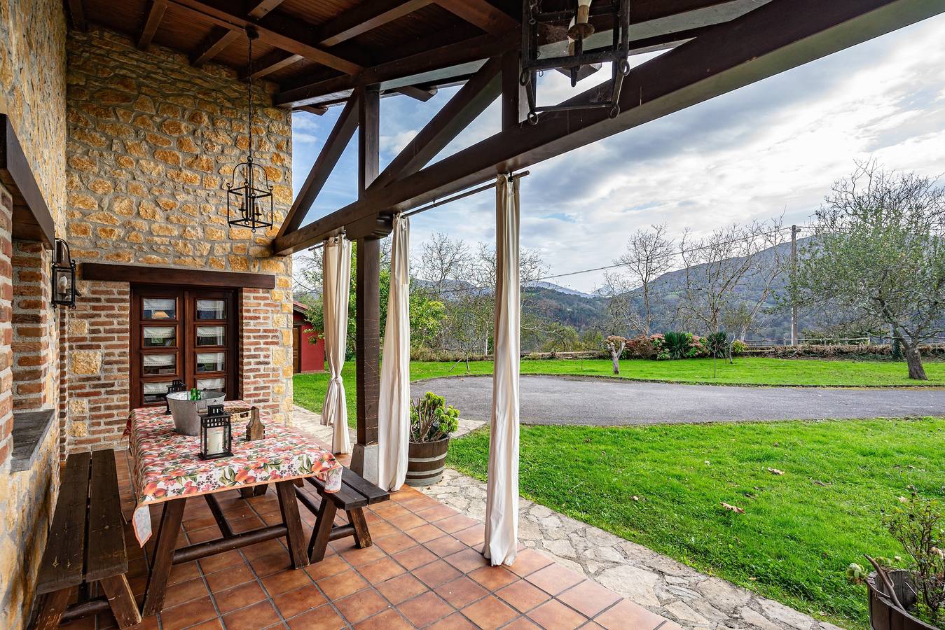 Ferienhaus La Milonga mit Garten und Terrasse in Belonciu, Piloña