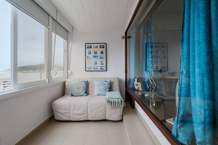 Entire apartment, Apartment 'Small  By The Beach' with Sea View, Balcony and Wi-Fi in Praia da Califórnia, Sesimbra