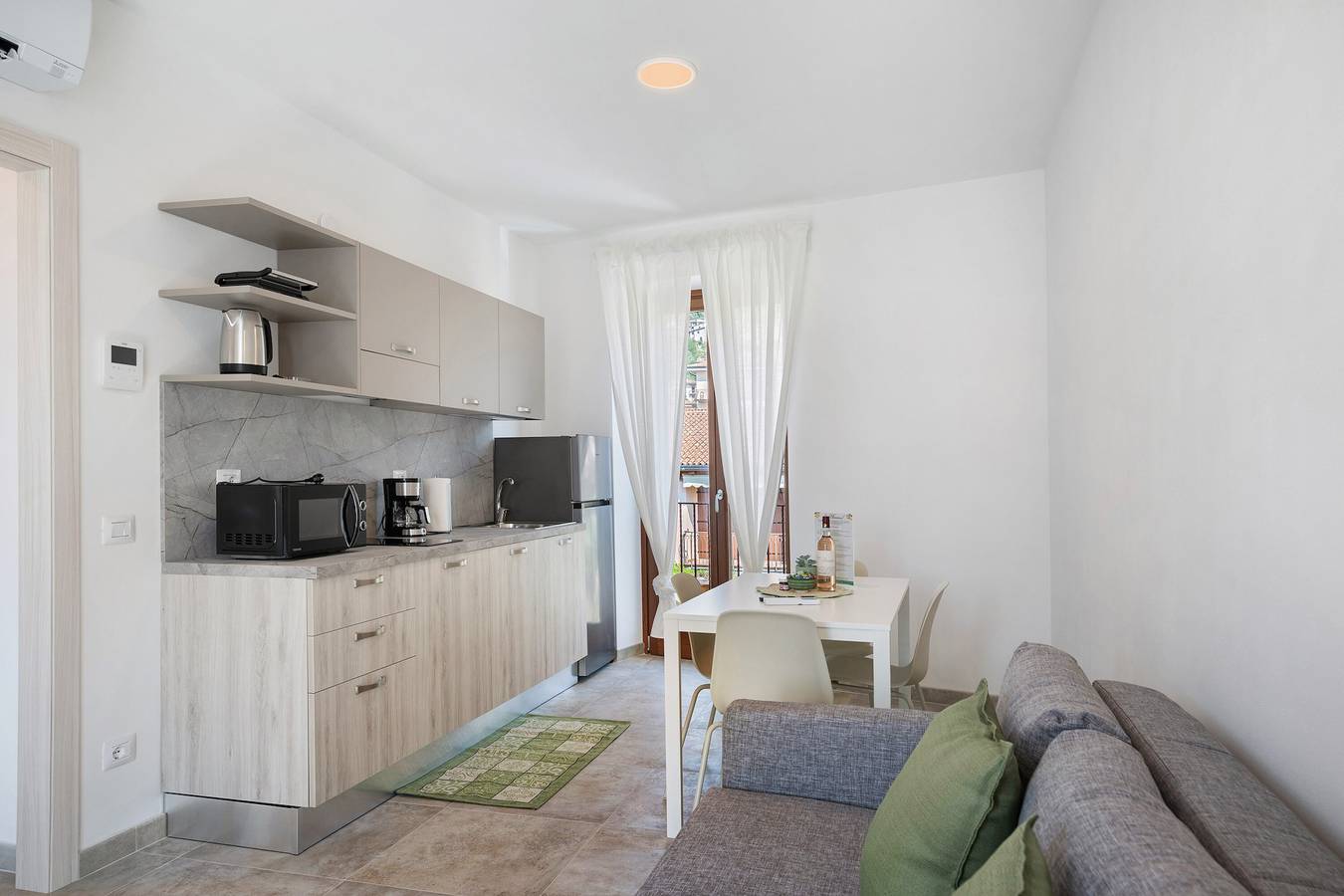 Ganze Wohnung, Ferienwohnung 'Al Casel - Limonaia' mit Seeblick, Wlan und Klimaanlage in Torri del Benaco, Gardasee-Berge