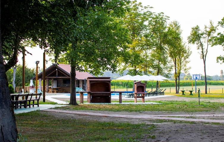Gemütliche 280 m² große Wohnung mit Pool in der Nähe der Save – WLAN und Parkplatz inklusive in Sisak-Moslavina