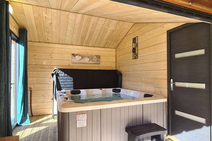 Chalet pour 10 personnes, avec terrasse et jardin ainsi que jacuzzi et piscine, animaux acceptés