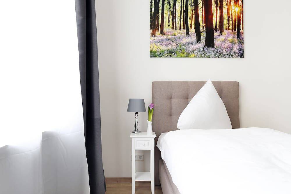 Entire apartment, Blisse West Berlin typically - Grand Apt 5 Bedrooms + 3 bathroom + 3 balcony in Berlin Innenstadt, Berlin