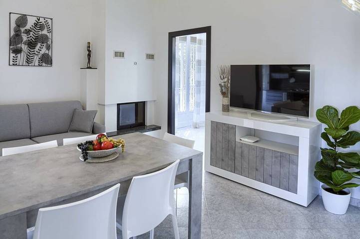 Villa pour 12 personnes, avec balcon ainsi que jardin et piscine - 1