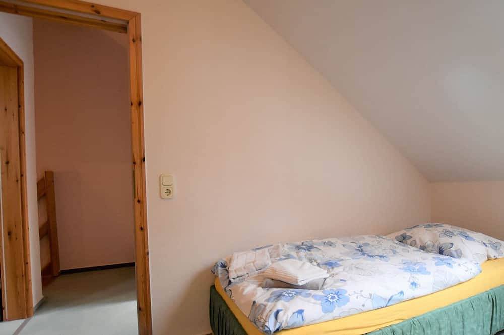 Ganze Wohnung, Geräumige Ferienwohnung in Boddin mit Garten in Boddin, Mecklenburgische Seenplatte