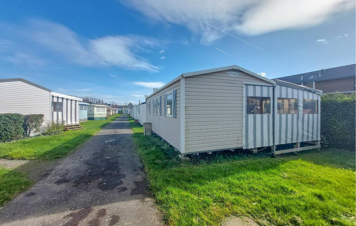 Charmant mobil-home avec piscine, jardin et accès à la plage à 2,5 km in Cancale, Baie du Mont-Saint-Michel