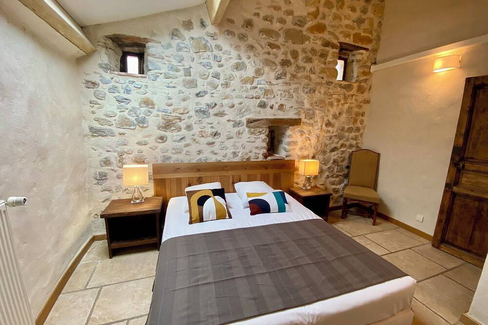 Gîte de Groupe 18p, 9ch, 480m2, Patio, Piscine intérieure chauffée, salle repas in Vallon-Pont-d'Arc, Ardèche